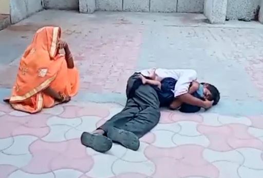 ‘ವೈದ್ಯರು ನಮ್ಮ ಮಗನನ್ನು ಮುಟ್ಟುತ್ತಿಲ್ಲ’: ಮೃತ ಮಗುವನ್ನು ಎದೆಗಪ್ಪಿಕೊಂಡು ಅತ್ತ ಹೆತ್ತವರು