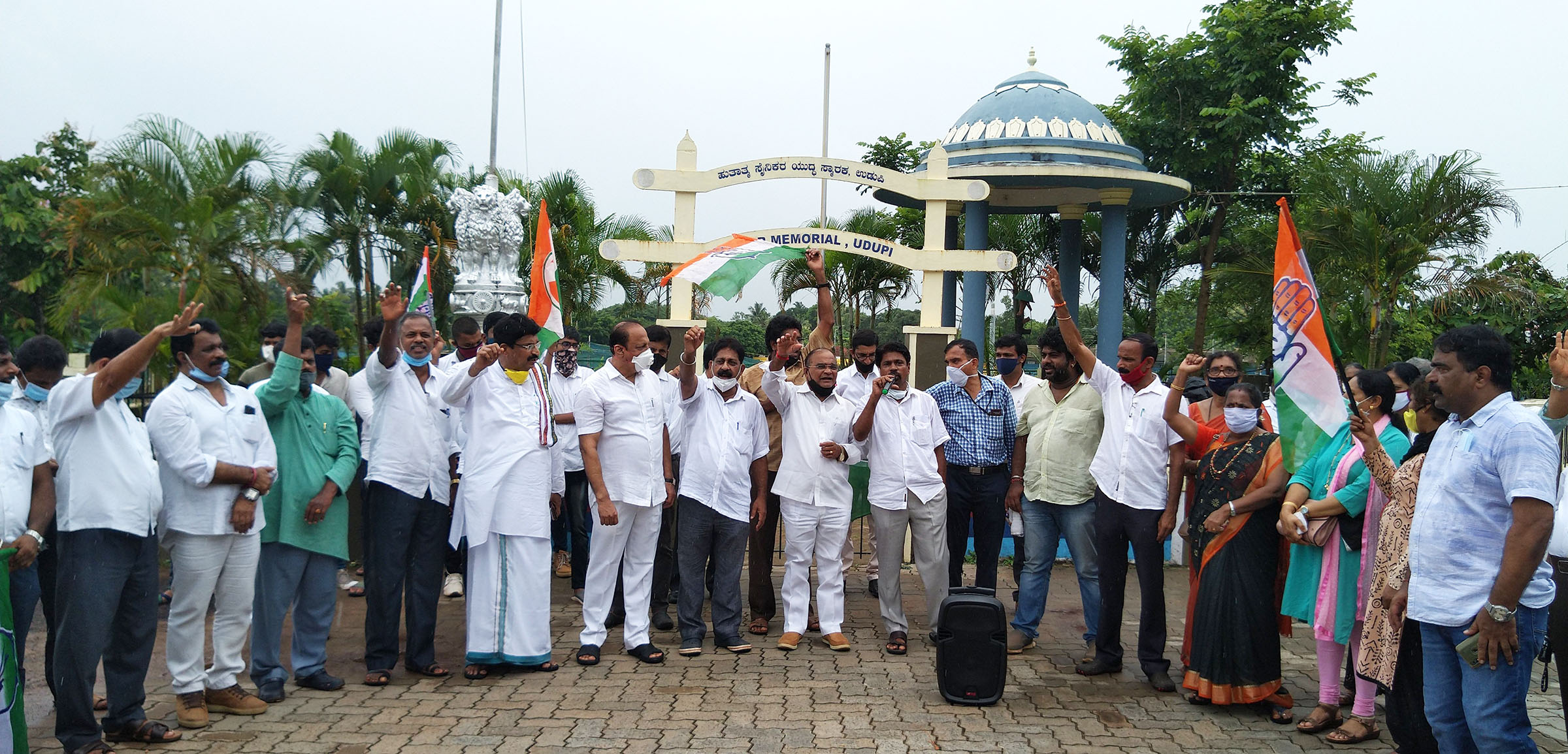 ತೈಲ ಬೆಲೆ ಏರಿಕೆ ವಿರೋಧಿಸಿ ಉಡುಪಿ ಕಾಂಗ್ರೆಸ್ ಧರಣಿ