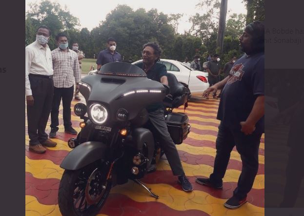 ದುಬಾರಿ ಬೈಕ್ ನಲ್ಲಿ ಮುಖ್ಯ ನ್ಯಾಯಾಧೀಶ ಬೊಬ್ಡೆ !