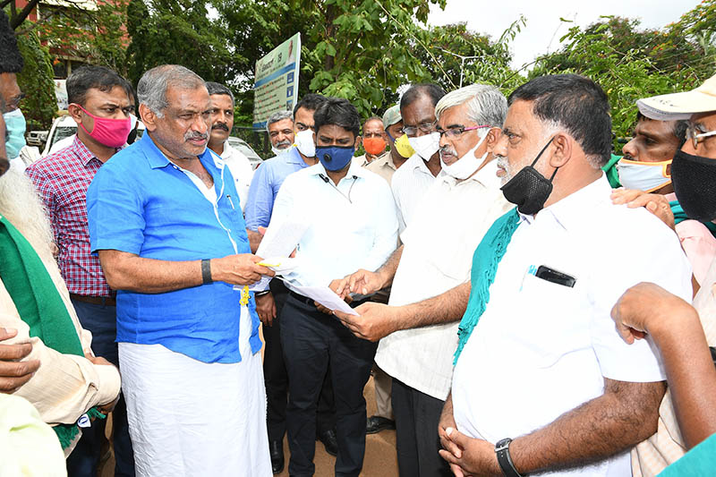 ಭೂ ಸುಗ್ರೀವಾಜ್ಞೆ ವಿರೋಧಿಸಿ ಪ್ರತಿಭಟನೆ: ರೈತ ಮುಖಂಡರು, ಸಚಿವ ಮಾಧುಸ್ವಾಮಿ ನಡುವೆ ಮಾತಿನ ಚಕಮಕಿ