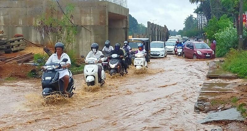 ಬಸ್ರೂರು ರಾಷ್ಟ್ರೀಯ ಹೆದ್ದಾರಿ ಜಲಾವೃತ: ವಾಹನ ಸಂಚಾರದಲ್ಲಿ ವ್ಯತ್ಯಯ
