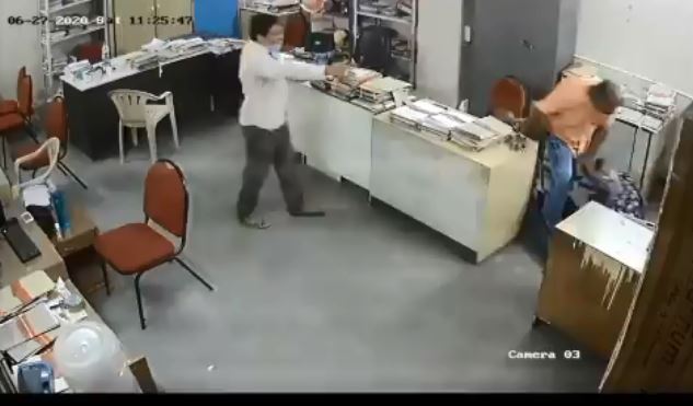 ಮಾಸ್ಕ್ ಧರಿಸಲು ನೆನಪಿಸಿದ ವಿಕಲಚೇತನ ಮಹಿಳೆಗೆ ರಾಡ್ ನಿಂದ ಥಳಿಸಿದ ಸರಕಾರಿ ಅಧಿಕಾರಿ