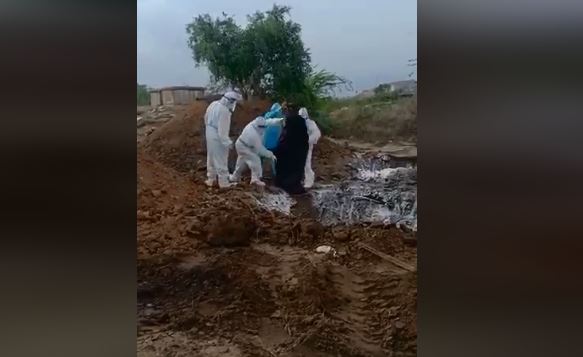 ಕೊರೋನದಿಂದ ಮೃತಪಟ್ಟ ಹಲವರ ಮೃತದೇಹಗಳನ್ನು ಒಂದೇ ಗುಂಡಿಗೆ ಎಸೆದ ಸಿಬ್ಬಂದಿ: ಆರೋಪ