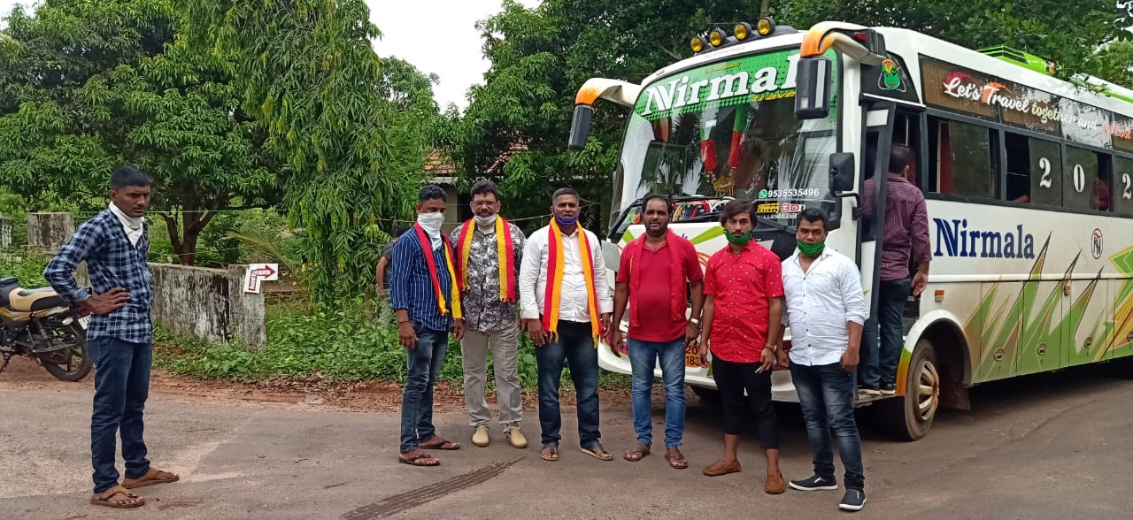 ಲಾಕ್‍ಡೌನ್‍ನಿಂದ ಕಂಗಾಲಾದ ನೇಪಾಳ ಮೂಲದ ಕಾರ್ಮಿಕರು: ಬಸ್ಸಿನಲ್ಲಿ ತವರಿಗೆ ಹೊರಟ 40 ಕಾರ್ಮಿಕರು