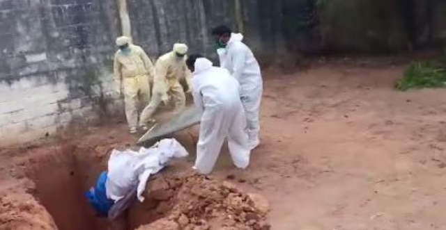 ಕೊರೋನದಿಂದ ಮೃತಪಟ್ಟ ವ್ಯಕ್ತಿಯ ಮೃತದೇಹವನ್ನು ಗುಂಡಿಗೆ ಎಸೆದರು!: ಆಘಾತಕಾರಿ ವಿಡಿಯೋ