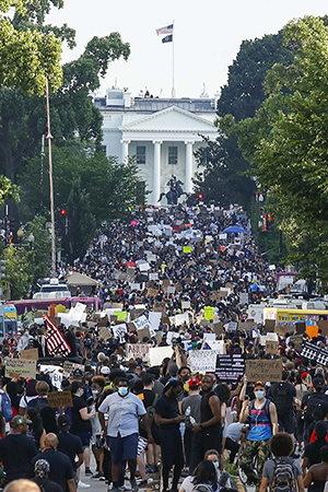 ಶ್ವೇತಭವನದ ಹೊರಗೆ ಮತ್ತೆ ಸಾವಿರಾರು ಮಂದಿಯಿಂದ ಪ್ರತಿಭಟನೆ