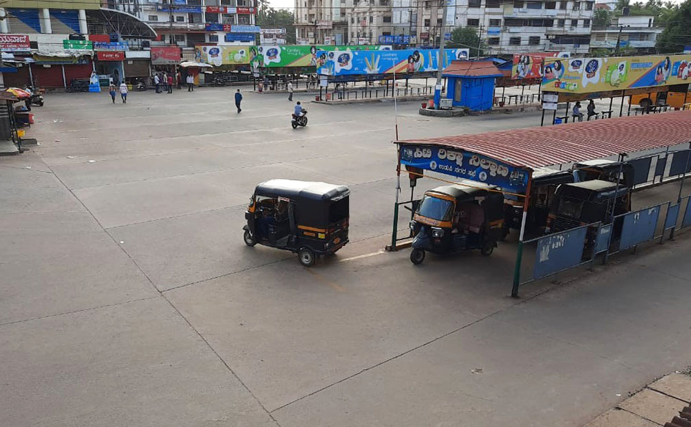 ರವಿವಾರ ಪ್ರಯಾಣಿಕರ ಸಂಖ್ಯೆ ವಿರಳ : ಉಡುಪಿ ಜಿಲ್ಲೆಯಲ್ಲಿ ರಸ್ತೆಗೆ ಇಳಿಯದ ಖಾಸಗಿ ಬಸ್‌ಗಳು