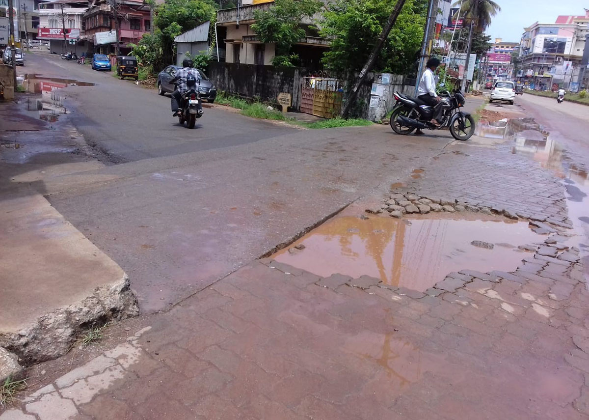 ಪ್ರಮುಖ ರಸ್ತೆಯ ಗುಂಡಿ ಮುಚ್ಚುವಂತೆ ಆಗ್ರಹ