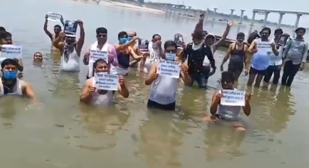 ಉತ್ತರ ಪ್ರದೇಶ: ಸ್ಥಳೀಯಾಡಳಿತದ ಕಿರುಕುಳ ವಿರೋಧಿಸಿ ಗಂಗಾನದಿಗೆ ಇಳಿದು ಪತ್ರಕರ್ತರ ಪ್ರತಿಭಟನೆ