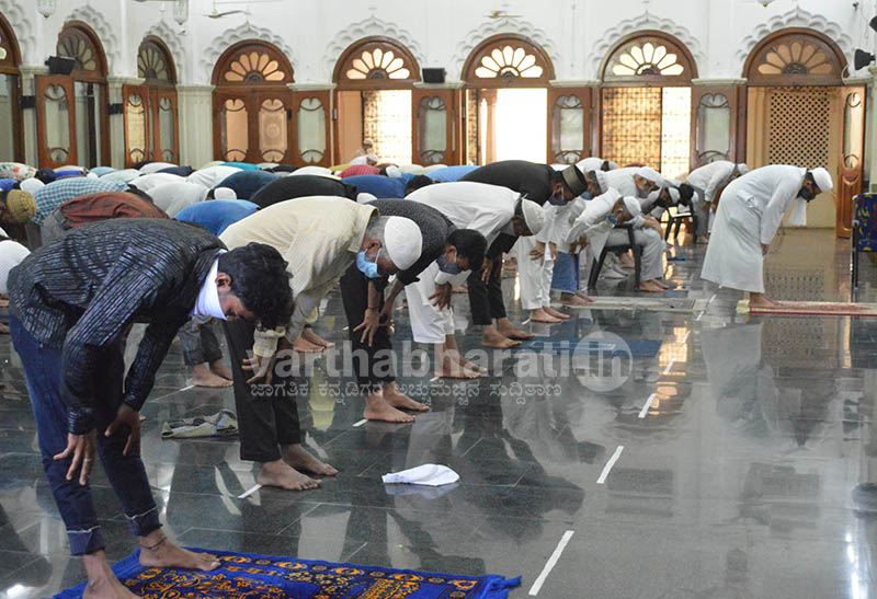 ಕೊರೋನ ಭೀತಿಯ ನಡುವೆ ರಾಜ್ಯದಲ್ಲಿ ಹೋಟೆಲ್, ಮಾಲ್‍, ಧಾರ್ಮಿಕ ಕೇಂದ್ರಗಳು ಕಾರ್ಯಾರಂಭ