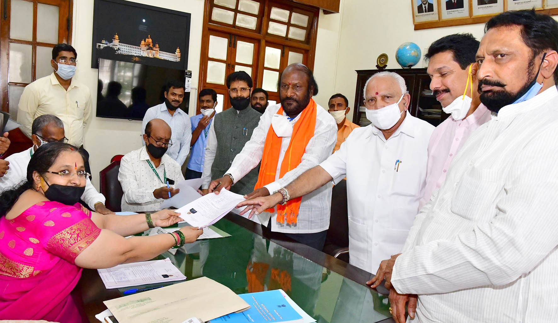 ಜೆಡಿಎಸ್‍ನಿಂದ ದೇವೇಗೌಡ, ಬಿಜೆಪಿಯ ಈರಣ್ಣ ಕಡಾಡಿ, ಅಶೋಕ್ ಗಸ್ತಿ ನಾಮಪತ್ರ ಸಲ್ಲಿಕೆ