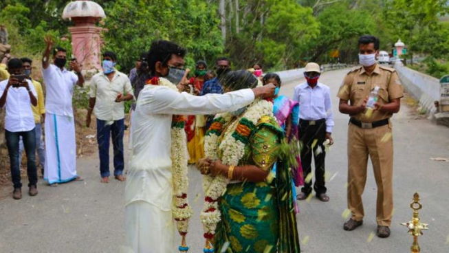 ಕ್ವಾರಂಟೈನ್ ತಪ್ಪಿಸಲು ವಿಶಿಷ್ಟ ರೀತಿಯಲ್ಲಿ ವಿವಾಹವಾದ ಕೇರಳ-ತಮಿಳುನಾಡಿನ ಜೋಡಿ!