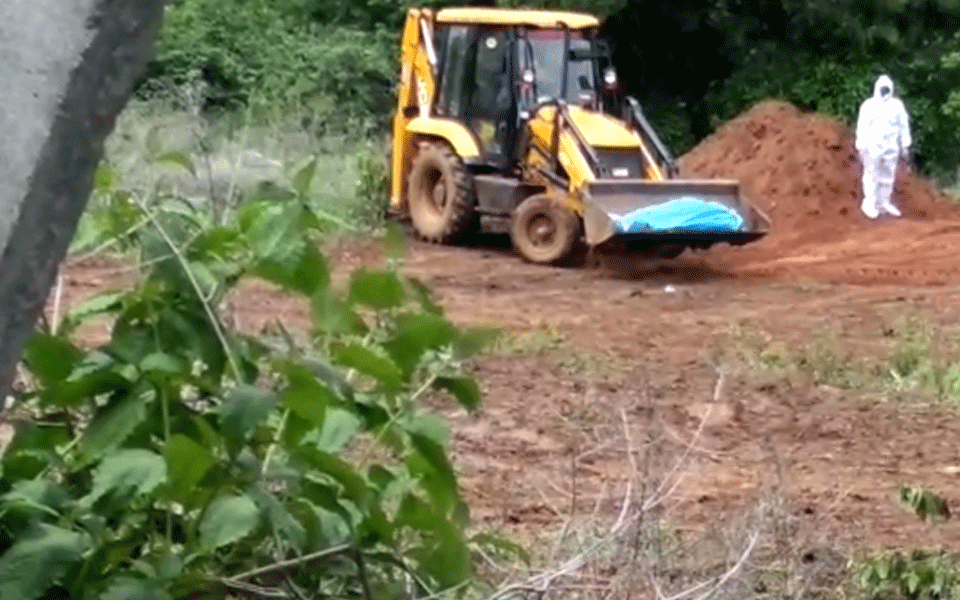 ದಾವಣಗೆರೆ: ಕೊರೋನದಿಂದ ಮೃತಪಟ್ಟ ವೃದ್ದೆಯ ಮೃತದೇಹವನ್ನು ಜೆಸಿಬಿ ಬಳಸಿ ಗುಂಡಿಗೆ ಎಸೆದರು!