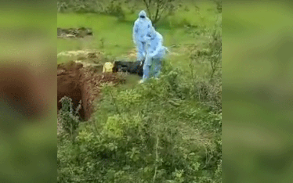 ಯಾದಗಿರಿ: ಕೊರೋನದಿಂದ ಮೃತಪಟ್ಟ ವ್ಯಕ್ತಿಯ ಶವ ಎಳೆದೊಯ್ದು ಅಂತ್ಯಸಂಸ್ಕಾರ