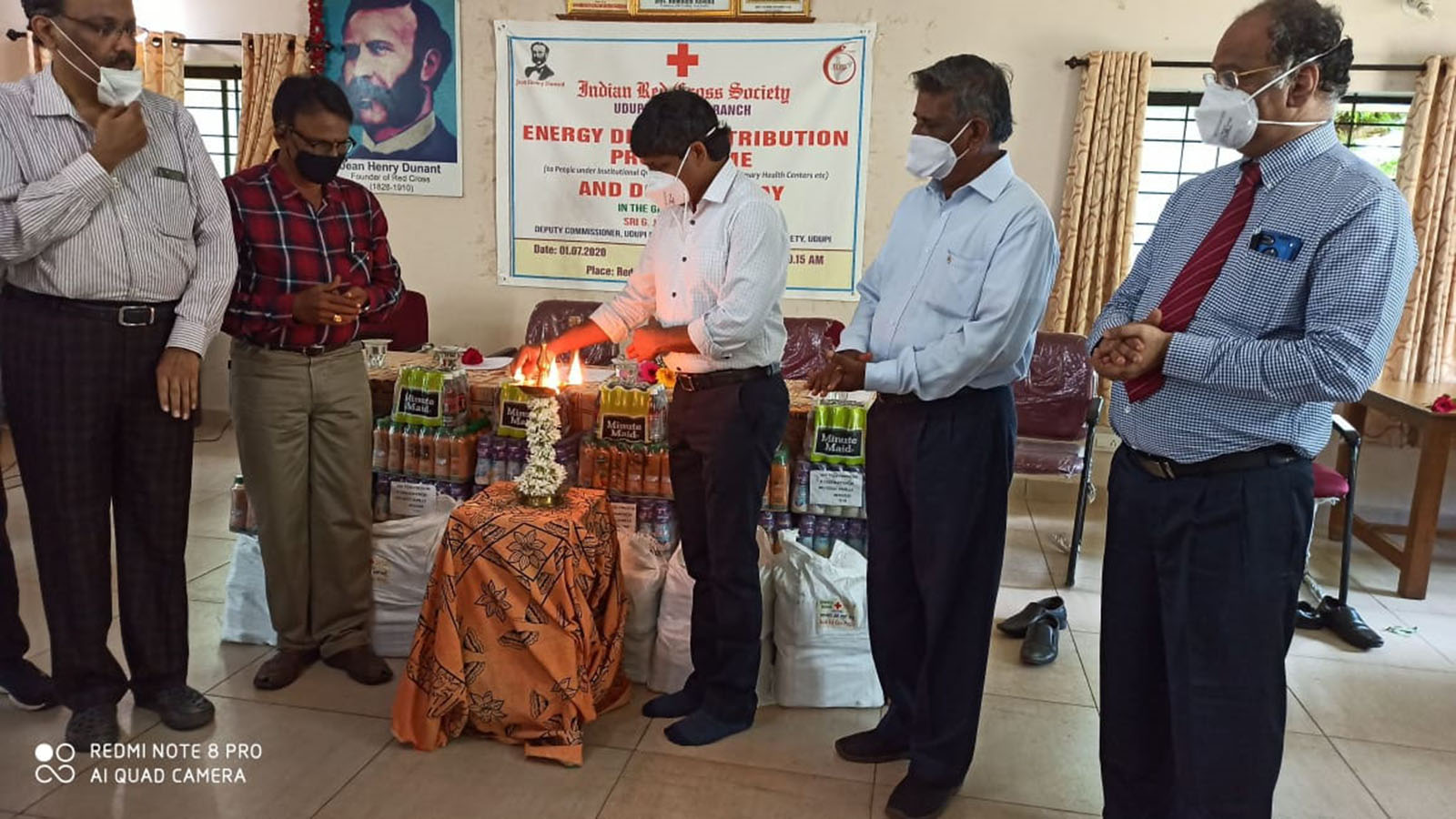 ಕೊರೋನ ವಾರಿಯರ್ಸ್‌ಗಳಿಗೆ ಎನರ್ಜಿ ಡ್ರಿಂಕ್ಸ್ ಹಸ್ತಾಂತರ