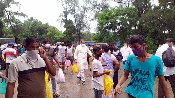 ಲಾಕ್ಡೌನ್ ಹಿನ್ನೆಲೆ: ಪಣಂಬೂರು ಬೀಚ್ ಬಳಿ ತಾಜಾ ಮೀನು ಮಾರಾಟ ಭರಾಟೆ
