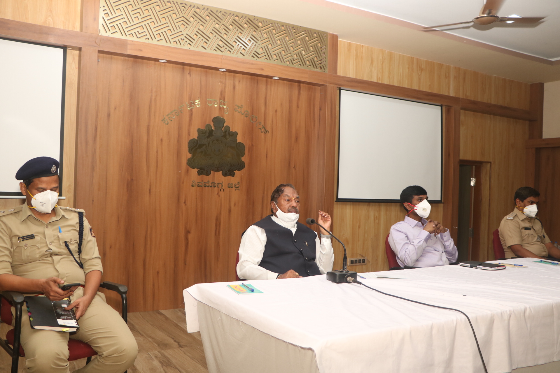 ಲಾಕ್‌ಡೌನ್ ನಿಯಮ ಉಲ್ಲಂಘಿಸುವವರಿಗೆ ಪೊಲೀಸರ ಮೇಲೆ ಭಯ ಬರುವಂತೆ ಮಾಡಿ: ಸಚಿವ ಈಶ್ವರಪ್ಪ