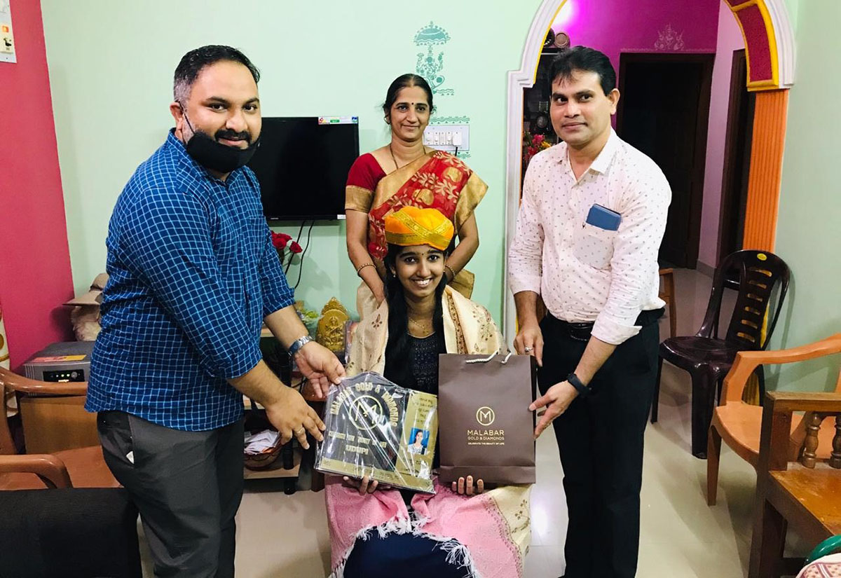 ಮಲಬಾರ್ ಗೋಲ್ಡ್ ನಿಂದ ಪಿಯುಸಿ ಟಾಪರ್ ಅಭಿಜ್ಞಾಗೆ ಸನ್ಮಾನ