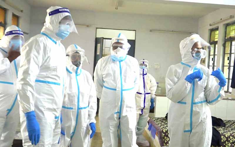 ಕೋವಿಡ್ ಕೇಂದ್ರಕ್ಕೆ ಭೇಟಿ ನೀಡಿ ಸೋಂಕಿತರಿಗೆ ಧೈರ್ಯ ತುಂಬಿದ ಕೊಡಗು ಜಿಲ್ಲಾಧಿಕಾರಿ