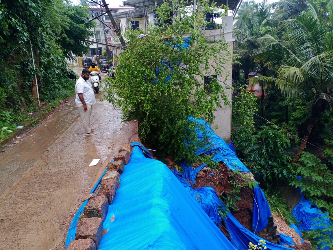 ಉಳ್ಳಾಲ: ಭಾರೀ ಮಳೆಗೆ ಜರಿದ ಗುಡ್ಡ; ಬಾಡಿಗೆ ಮನೆಗಳ ಕಟ್ಟಡ ಅಪಾಯದಲ್ಲಿ