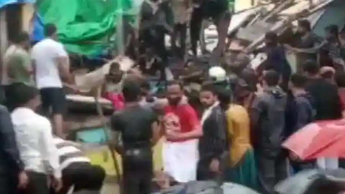 ಭಾರೀ ಮಳೆಗೆ 2 ಕಟ್ಟಡಗಳು ಕುಸಿತ: ಅವಶೇಷಗಳಡಿ ಹಲವರು ಸಿಲುಕಿರುವ ಶಂಕೆ