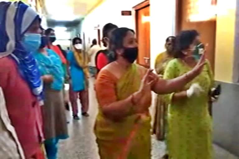 ಔಷಧಿ ನೀಡುತ್ತಿಲ್ಲ, ಕುಡಿಯಲು ನೀರು ಸಹ ಕೊಡುವುದಿಲ್ಲ: ಮೈಸೂರಿನ ಆಸ್ಪತ್ರೆಯಲ್ಲಿ ಕೊರೋನ ಸೋಂಕಿತರ ಅಳಲು