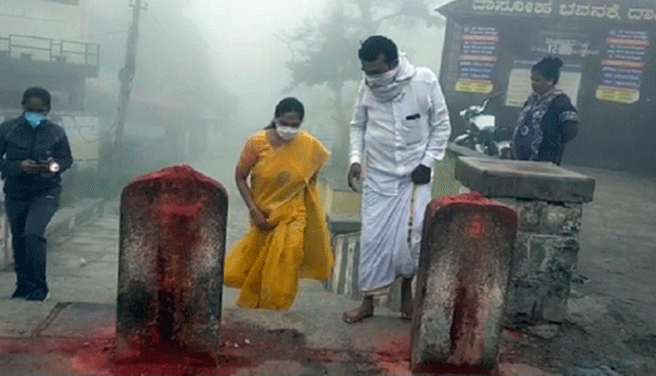 ನಿರ್ಬಂಧದ ನಡುವೆ ಚಾಮುಂಡಿ ಬೆಟ್ಟ ಹತ್ತಿ ಶ್ರೀಚಾಮುಂಡೇಶ್ವರಿ ದರ್ಶನ ಪಡೆದ ಸಂಸದೆ ಶೋಭಾ ಕರಂದ್ಲಾಜೆ