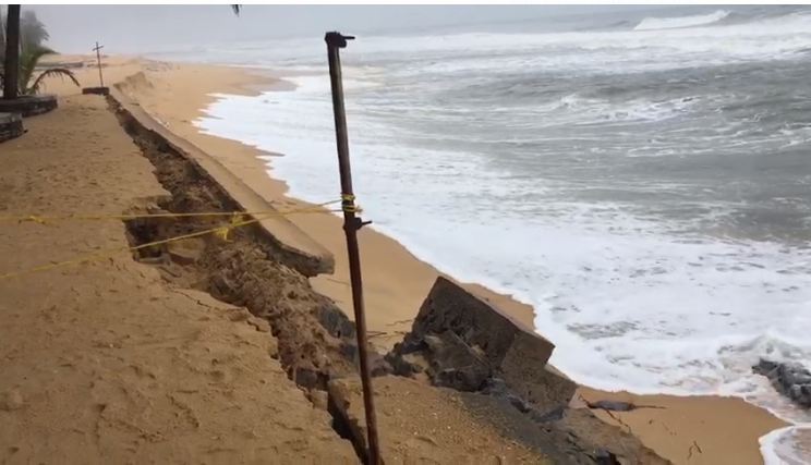 ಪಡುಬಿದ್ರೆ ಬೀಚ್‌ನಲ್ಲಿ ಕಡಲ್ಕೊರೆತ: ಸಮುದ್ರಪಾಲಾದ ಕಾಂಕ್ರಿಟ್ ಅಂಗಣ