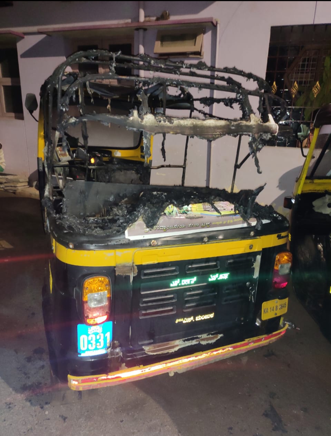 ಶಿವಮೊಗ್ಗ: ಮನೆ ಮುಂದೆ ನಿಲ್ಲಿಸಿದ್ದ ಆಟೋ, ಬೈಕ್‌ಗೆ ಬೆಂಕಿ