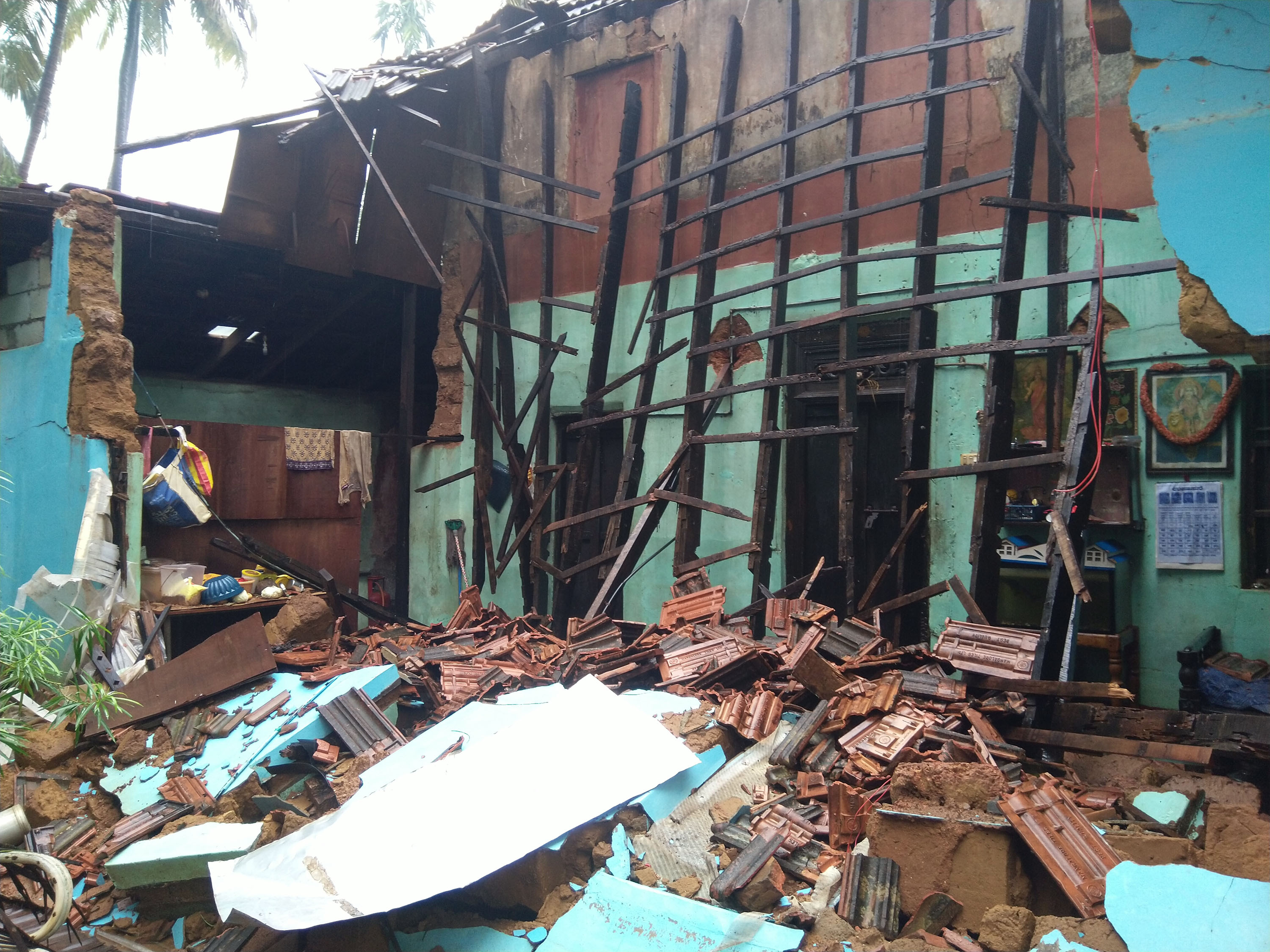 ಗಂಗೊಳ್ಳಿ: ಭಾರೀ ಮಳೆಗೆ ಕುಸಿದು ಬಿದ್ದ ಮನೆ; ಲಕ್ಷಾಂತರ ರೂ.ನಷ್ಟ, ನಾಲ್ವರು ಪ್ರಾಣಾಪಾಯದಿಂದ ಪಾರು