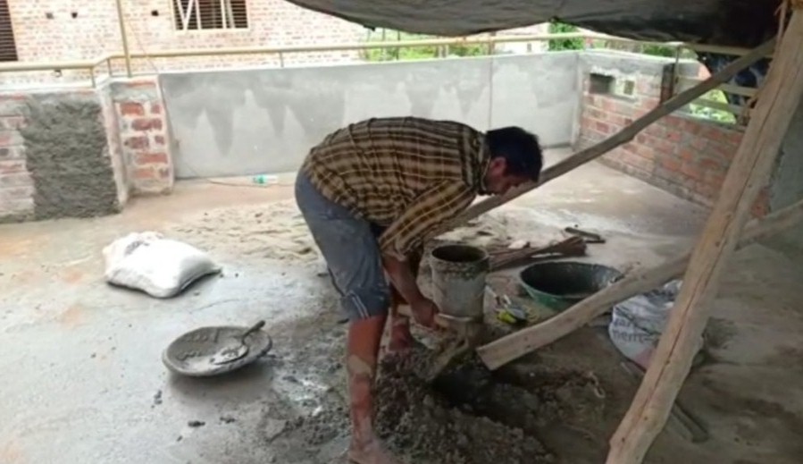 ಲಾಕ್‌ಡೌನ್ ಸಂಕಷ್ಟ: ಗಾರೆ ವೃತ್ತಿಯ ಮೊರೆಹೋದ ಗುಂಡ್ಲುಪೇಟೆಯ ಚಿತ್ರಕಲಾ ಶಿಕ್ಷಕ