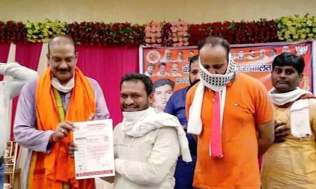 ಪೊಲೀಸ್ ಅಧಿಕಾರಿಯ ಥಳಿಸಿ ಹತ್ಯೆ ಪ್ರಕರಣದ ಆರೋಪಿಯೊಂದಿಗೆ ಕಾಣಿಸಿಕೊಂಡ ಉ.ಪ್ರ. ಬಿಜೆಪಿ ನಾಯಕ