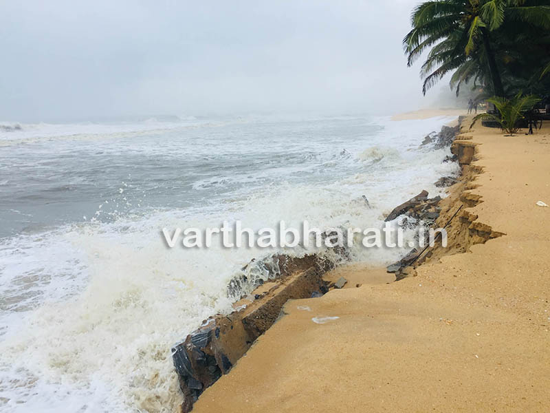 ಪಡುಬಿದ್ರಿ ಬೀಚ್: ಕಾಂಕ್ರೀಟ್ ತಡೆಗೋಡೆ ಸಮುದ್ರಪಾಲು