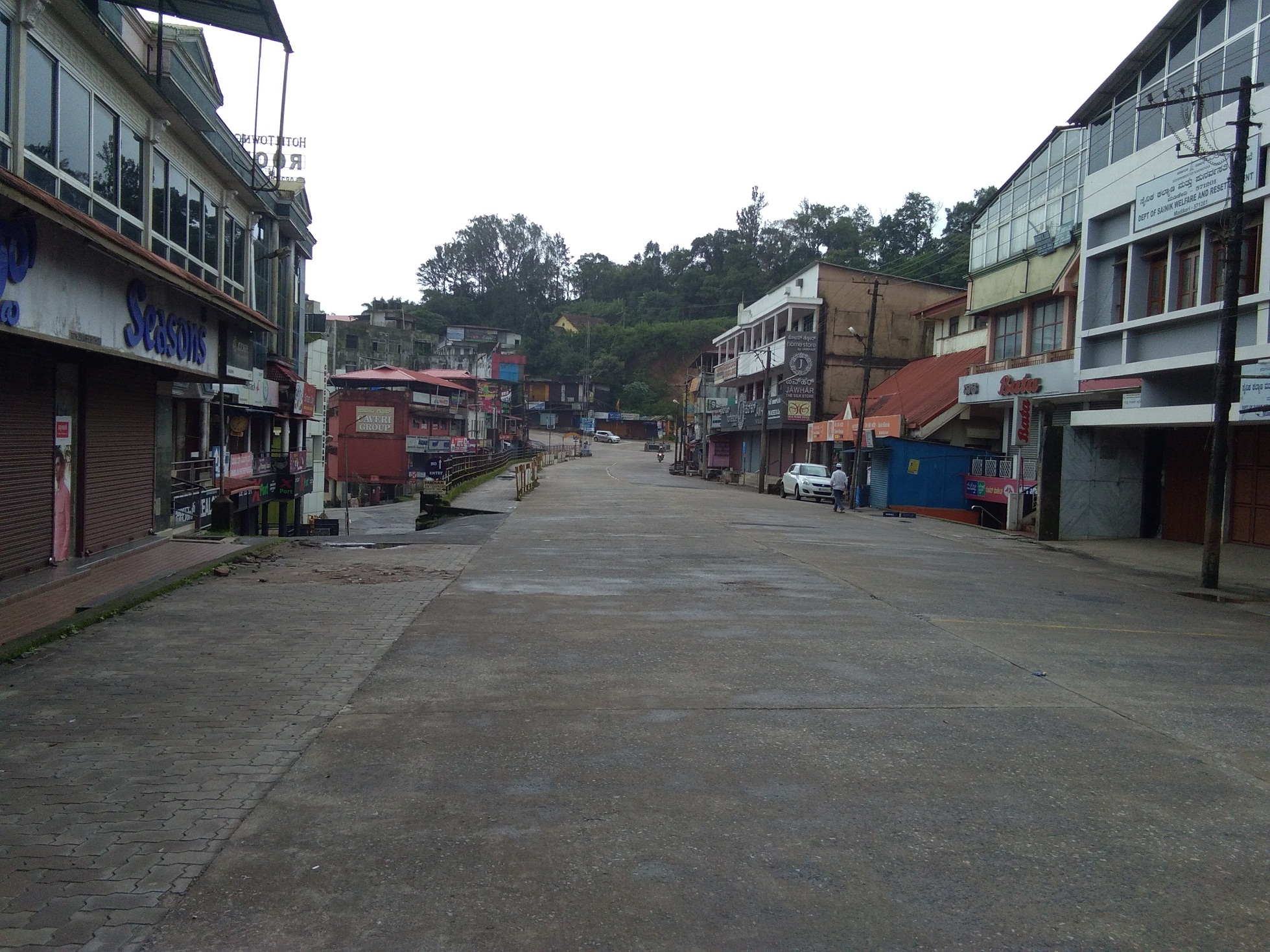 ಲಾಕ್​ಡೌನ್ ಗೆ ಕೊಡಗು ಸಂಪೂರ್ಣ ಸ್ತಬ್ಧ: ವ್ಯಾಪಾರ, ವಹಿವಾಟು, ಸಾರಿಗೆ ವ್ಯವಸ್ಥೆ ಸ್ಥಗಿತ