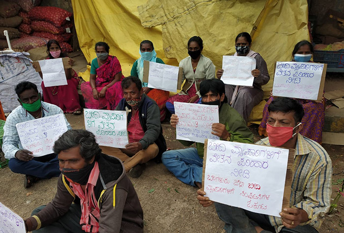 ಬೀದಿ ವ್ಯಾಪಾರಕ್ಕೆ ಅನುಮತಿ ನೀಡಲು ಒತ್ತಾಯಿಸಿ ವ್ಯಾಪಾರಿಗಳ ಧರಣಿ