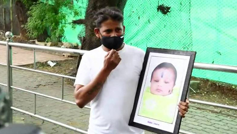 ಸೂಕ್ತ ಚಿಕಿತ್ಸೆ ಸಿಗದೆ ಮಗು ಸಾವು: ಸಿಎಂ ಕಚೇರಿ ಮುಂಭಾಗ ಪುತ್ರಿಯ ಫೋಟೋ ಹಿಡಿದು ತಂದೆಯ ಮೌನ ಪ್ರತಿಭಟನೆ