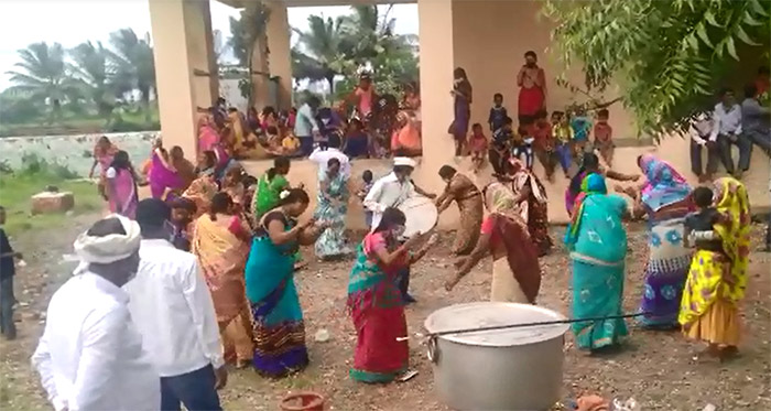 ಸ್ವಯಂ ಲಾಕ್​ಡೌನ್ ಮಾಡಿಕೊಂಡ ಬೆನ್ನಿಗೇ ಜಾತ್ರೆ ನಡೆಸಿದ ಗ್ರಾಮಸ್ಥರು