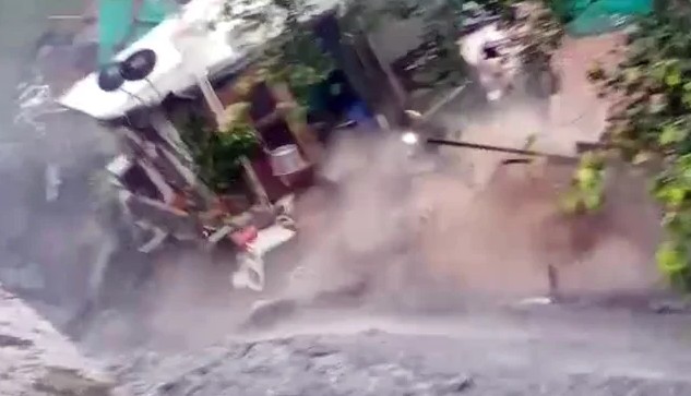 ಭಾರೀ ಮಳೆಗೆ ಉಕ್ಕಿ ಹರಿದ ಚರಂಡಿ ನೀರಿನೊಂದಿಗೆ ಕೊಚ್ಚಿ ಹೋದ ಮನೆ