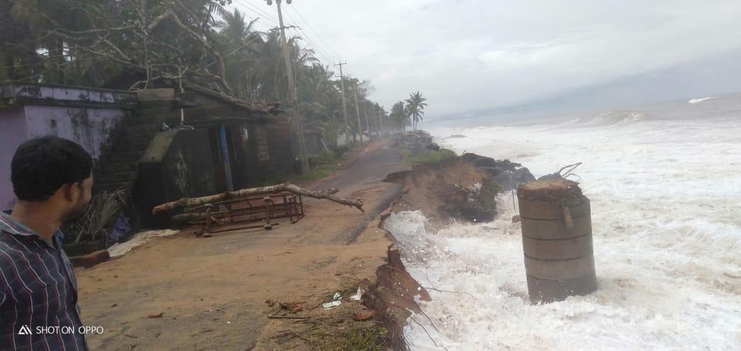 ಬೆಟ್ಟಂಪಾಡಿಯಲ್ಲಿ ಕಡಲ್ಕೊರೆತ: ಅಪಾಯದಂಚಿನಲ್ಲಿ ಕೆಲವು ಮನೆಗಳು