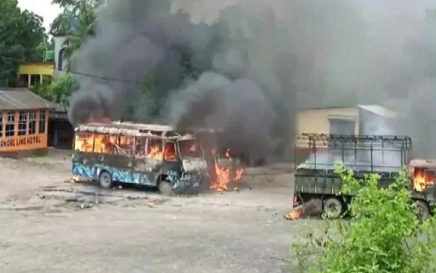 ವಿದ್ಯಾರ್ಥಿನಿಯ ಅತ್ಯಾಚಾರ, ಹತ್ಯೆ ಆರೋಪ: ಜನರಿಂದ ಪ್ರತಿಭಟನೆ; 3 ಬಸ್, ಪೊಲೀಸ್ ವಾಹನಗಳಿಗೆ ಬೆಂಕಿ