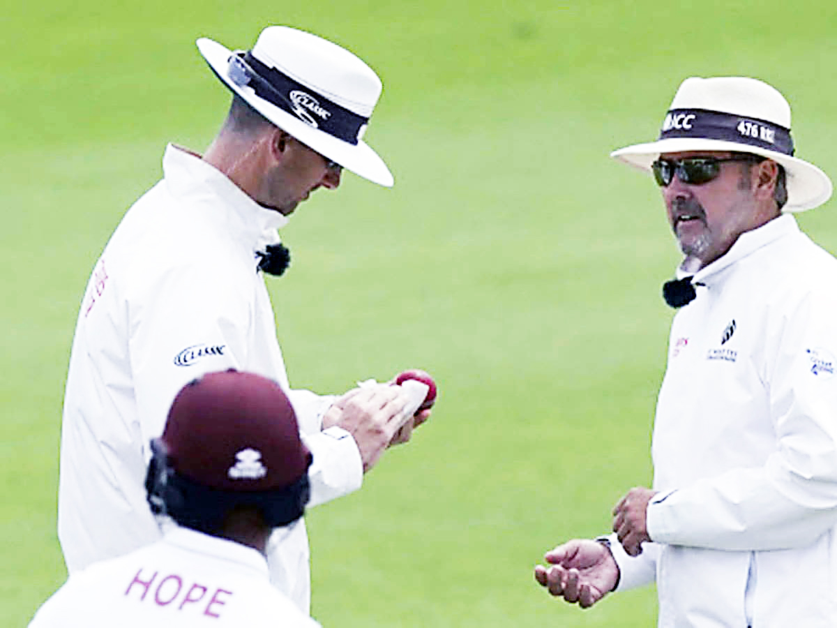 ಚೆಂಡಿಗೆ ಜೊಲ್ಲುರಸ ಸವರಿದ ಇಂಗ್ಲೆಂಡ್‌ನ ಡೊಮಿನಿಕ್ ಸಿಬ್ಲಿ...!