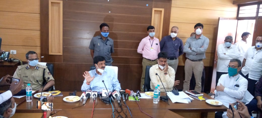 ಸಕಾಲಕ್ಕೆ ಚಿಕಿತ್ಸೆ, ಆ್ಯಂಬುಲೆನ್ಸ್ ಒದಗಿಸಲು ಅಧಿಕಾರಿಗಳಿಗೆ ಸಚಿವ ರಮೇಶ್ ಜಾರಕಿಹೊಳಿ ಸೂಚನೆ