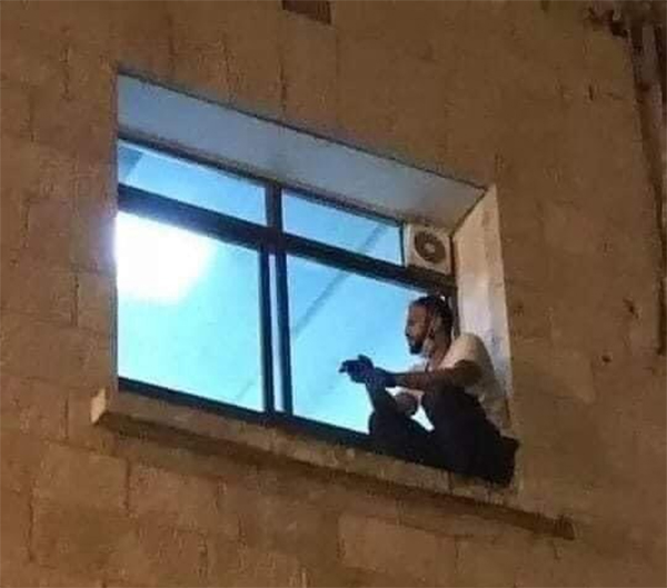 ಕೋವಿಡ್ ಸೋಂಕಿತ ತಾಯಿಗೆ ವಿದಾಯ ಹೇಳಲು ಆಸ್ಪತ್ರೆ ಗೋಡೆ ಹತ್ತಿದ ಪುತ್ರ