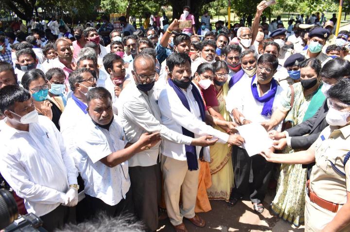 ‘ರಾಜಗೃಹ’ದ ಮೇಲಿನ ದಾಳಿ ಖಂಡಿಸಿ ಮಂಡ್ಯದಲ್ಲಿ ದಸಂಸ ಪ್ರತಿಭಟನೆ