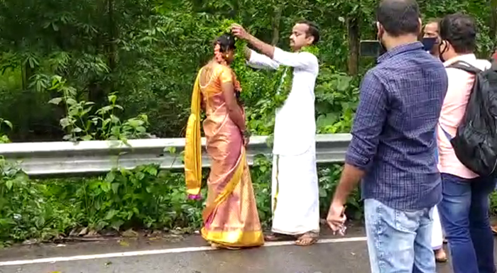 ಚೆಕ್ ಪೋಸ್ಟ್ ನಲ್ಲಿ ದಾಂಪತ್ಯ ಜೀವನಕ್ಕೆ ಕಾಲಿಟ್ಟ ಕೇರಳದ ಯುವಕ- ಶಿವಮೊಗ್ಗದ ಯುವತಿ