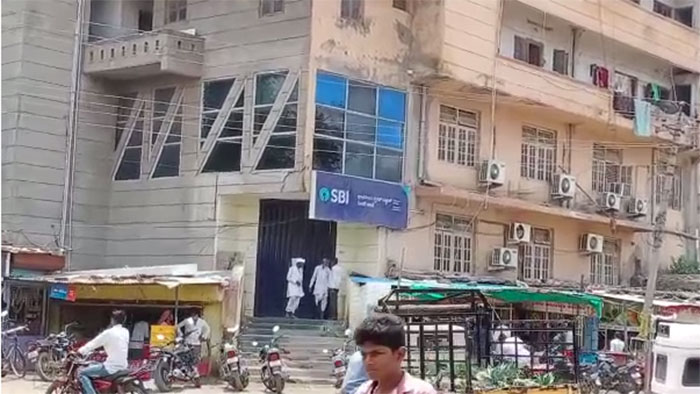 ಸಿಬ್ಬಂದಿಗೆ ಕೊರೋನ: ಸಿಂದಗಿ ಪಟ್ಟಣದ ಎಸ್ ಬಿಐ ಬ್ಯಾಂಕ್ ಸೀಲ್ ಡೌನ್