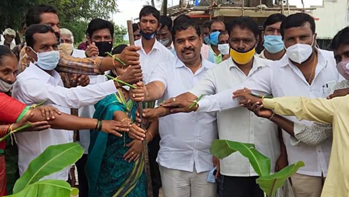 ಸುರಕ್ಷಿತ ಅಂತರ ಮರೆತು ಶಾಸಕ ಅಶೋಕ್ ನಾಯ್ಕ್ ರಿಂದ ರಸ್ತೆ ಕಾಮಗಾರಿಗೆ ಶಿಲಾನ್ಯಾಸ