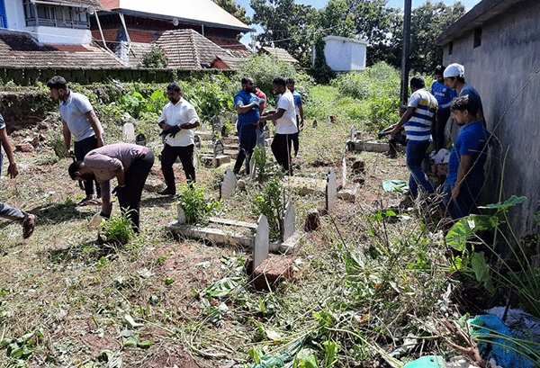 ಮಂಗಳೂರು: ಯುವಕರಿಂದ ಶ್ರಮದಾನದ ಮೂಲಕ ಝೀನತ್ ಬಕ್ಷ್ ಮಸೀದಿಯ ದಫನ ಭೂಮಿ ಸ್ವಚ್ಛತೆ