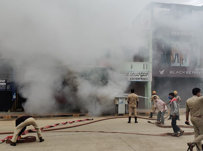 ವಿದ್ಯುತ್ ಶಾರ್ಟ್ ಸರ್ಕ್ಯೂಟ್‍ ನಿಂದ ಬಟ್ಟೆ ಅಂಗಡಿಯಲ್ಲಿ ಬೆಂಕಿ: ಲಕ್ಷಾಂತರ ರೂ. ನಷ್ಟ