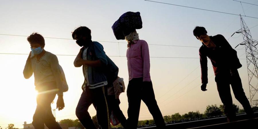 ಬಸ್ ತಡೆದ ಪೊಲೀಸರು: 6 ಗಂಟೆಗೂ ಅಧಿಕ ಕಾಲ ಆಹಾರ, ನೀರು ಇಲ್ಲದೆ ಪರದಾಡಿದ ವಲಸೆ ಕಾರ್ಮಿಕರು